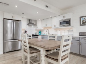 royalhawaiin109-15kitchenanddining.jpg