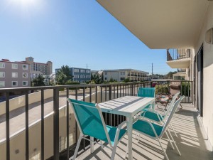 royalhawaiin109-1balcony.jpg