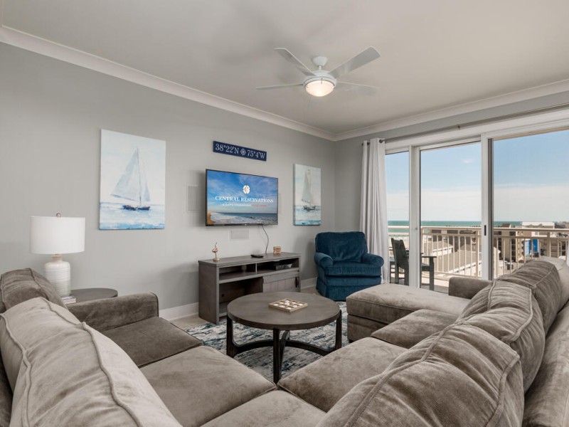 gateway13004-1-31b-living-area.jpg