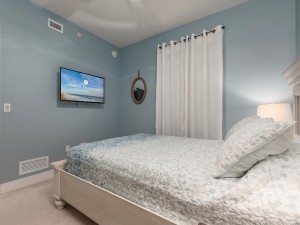 gateway13004-1-45b-bedroom-2.jpg