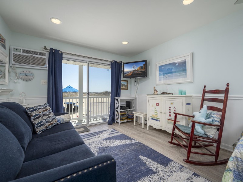 jammer105-1-living-area.jpg
