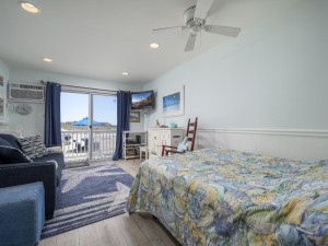 jammer105-3-living-and-sleeping-area.jpg