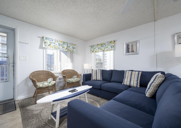 seasquire104-11-living-area.jpg