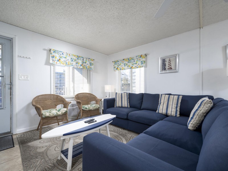 seasquire104-11-living-area.jpg