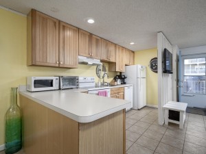 seasquire104-14-kitchen.jpg