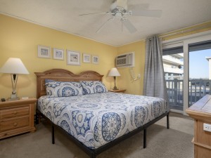 seasquire104-18-primary-bedroom.jpg