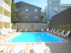 marshall-inn-202-outdoor-pool-b.jpg