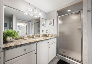 makai306-12-primary-bath.jpg