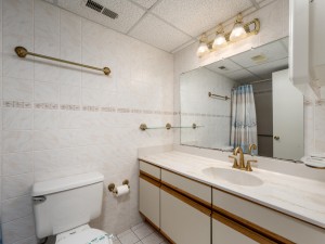 plaza1512-10-primary-bath.jpg