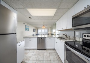 plaza1512-17-kitchen.jpg