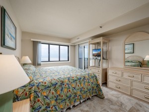 plaza1512-8-primary-bedroom.jpg