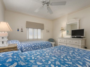 waikiki106-11-bedroom.jpg