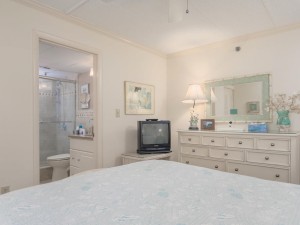 waikiki106-13-primary-bedroom.jpg
