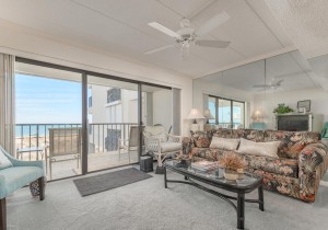 waikiki106-2-living-area.jpg