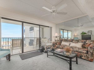 waikiki106-2-living-area.jpg