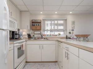waikiki106-4-kitchen.jpg