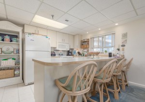 waikiki106-6-kitchen.jpg