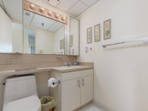 waikiki106-9-bath.jpg