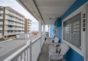 jammer200b-1-balcony.jpg
