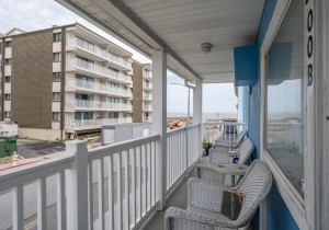 jammer200b-2-balcony.jpg