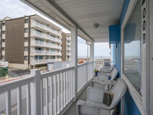 jammer200b-2-balcony.jpg