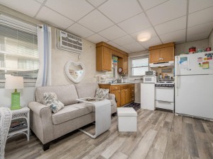 jammer200b-3-living-and-kitchen.jpg