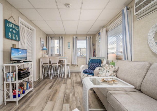 jammer200b-7-living-dining.jpg
