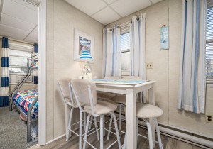 jammer200b-8-dining.jpg