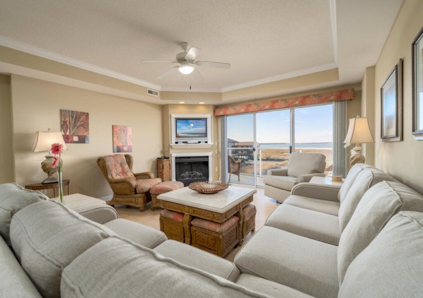 coralseas204-14-living-area.jpg