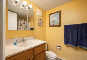 eastwinds201w-11-full-bath.jpg