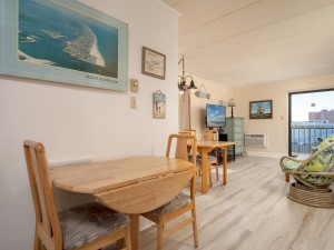 eastwinds201w-13-dining-area.jpg