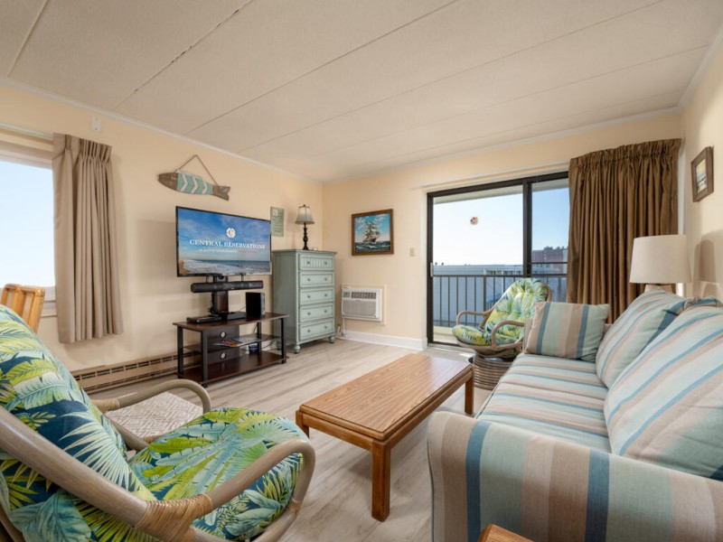 eastwinds201w-15-living-area.jpg