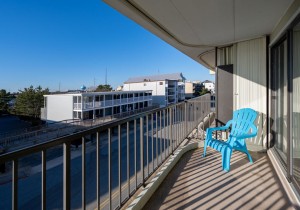 eastwinds201w-2-balcony.jpg