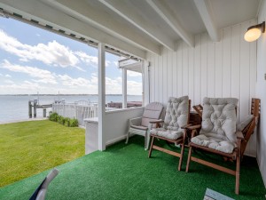 bayshore18-13-exterior-porch.jpg