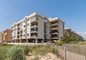 waikiki103-15exteriorbeachside.jpg
