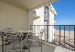 waikiki301-1-balcony.jpg