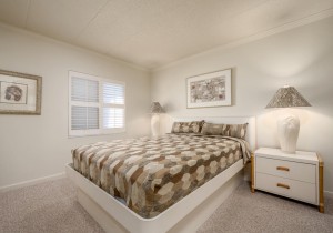 waikiki301-13-primary-bedroom.jpg