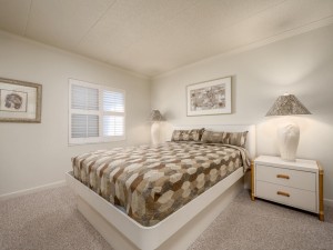 waikiki301-13-primary-bedroom.jpg