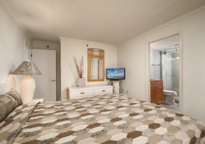 waikiki301-14-primary-bedroom.jpg