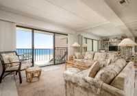 waikiki301-4-living-area.jpg