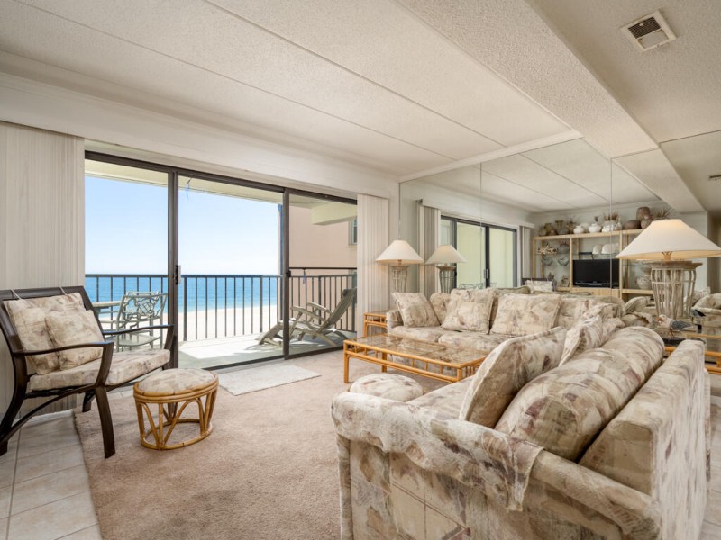 waikiki301-4-living-area.jpg