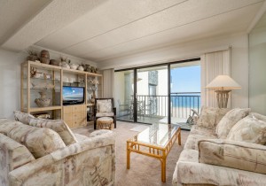 waikiki301-5-living-area.jpg