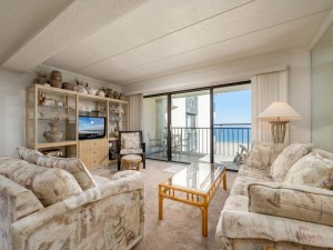 waikiki301-5-living-area.jpg