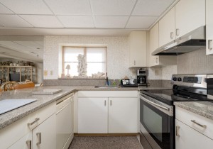 waikiki301-8-kitchen.jpg