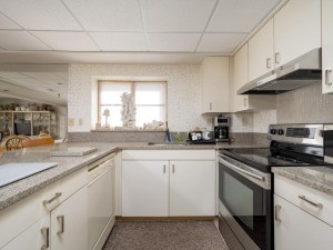 waikiki301-8-kitchen.jpg