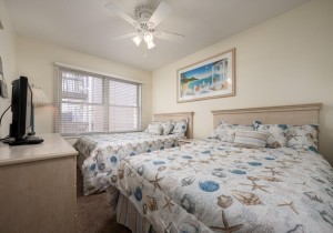 chateaux84-13-bedroom-2.jpg