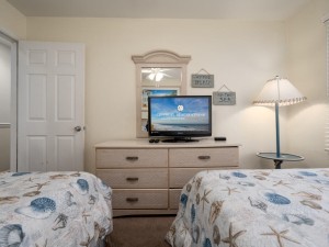 chateaux84-14-bedroom-2.jpg