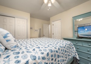 chateaux84-16-primary-bedroom.jpg