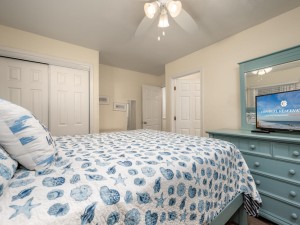 chateaux84-16-primary-bedroom.jpg