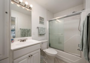 chateaux84-17-primary-bath.jpg